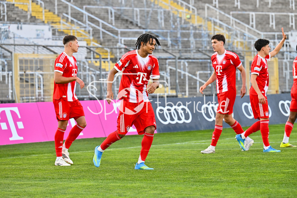 FC Bayern Amateure - SpVgg Ansbach | MUNICH, GERMANY - 17. APRIL: Jubel der Bayern nach dem Treffer zum 1-0 durch Julien YANDA (FC Bayern München II 16) / Tor / Torschuetze / Freude / Happy während dem Match zwischen den Amateuren des FC Bayern München und der SpVgg Ansbach am 29. Spieltag der Regionalliga Bayern im Grünwalder Stadion