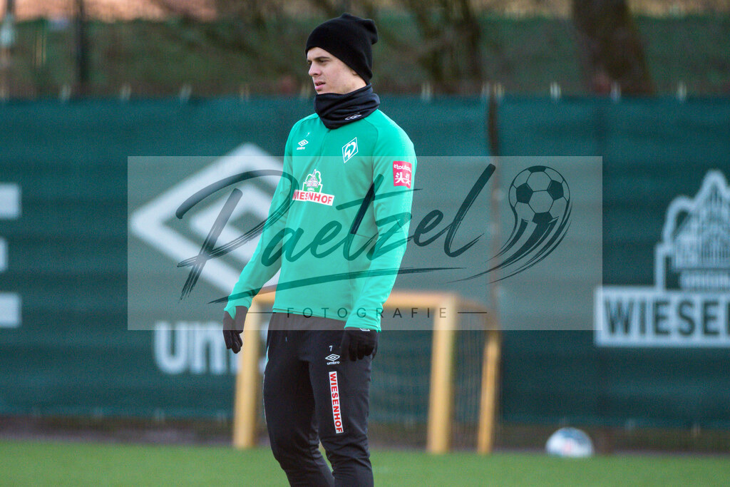 20200218_TRASVW_0028 | Fussball, Herren: Milot Rashica (Werder Bremen) schaut waehrend der Trainingseinheit des SV Werder Bremen auf dem wohninvest Weserstadion Trainingsplatz am 18.02.2020 in Bremen, Deutschland. - Realisiert mit Pictrs.com