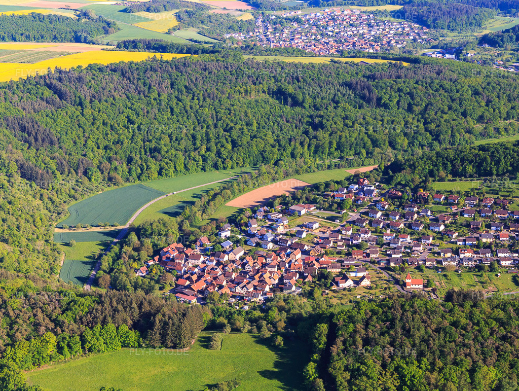 Luftbild: Ortsansicht aus Westen im lieblichen Taubertal im Ortsteil Waldenhausen in Wertheim im Bundesland Baden-Württemberg in Deutschland. Foto: IMG_146610.jpg vom 10.05.2025 durch Werner Riehm/FLY-FOTO.de