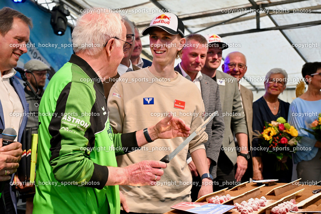 Empfang Daniel Tschofenig | Obmann SV Achomitz Martin Wiegele, Torten Anschnitt, Empfang Daniel Tschofenig, Empfang Daniel Tschofenig am 10.05.2025 in Hohenthurn (Mehrzweckhaus Hohenthuurn), Austria, (Photo by Bernd Stefan)