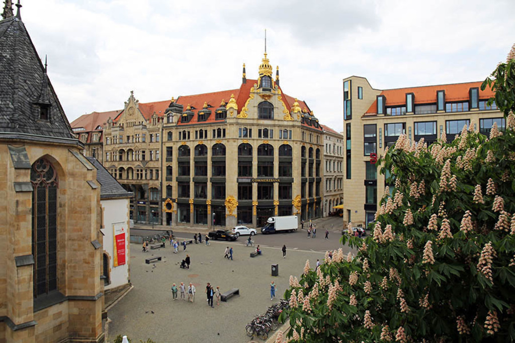 Foto: Leipzig - Kaufhaus Ebert - Blick über den Thomaskirchhof | Das Team hinter BILDLEXIKON LEIPZIG bündelt historische wie aktuelle Informationen über die Stadt Leipzig in Text und Bild auf einer Plattform und stellt diese der interessierten Öffentlichkeit zur Verfügung.