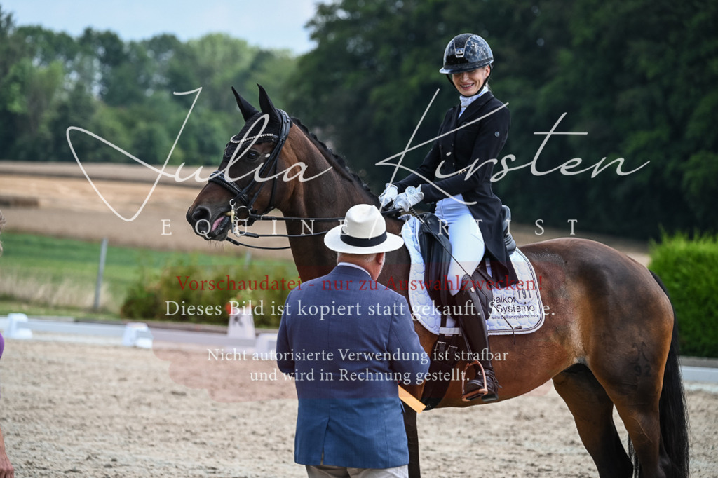 DSC_2640 | Pferde- und Turnierfotografie in Westsachsen. Pferdeportraits, Auftragszeichnungen und intuitive Kunst.