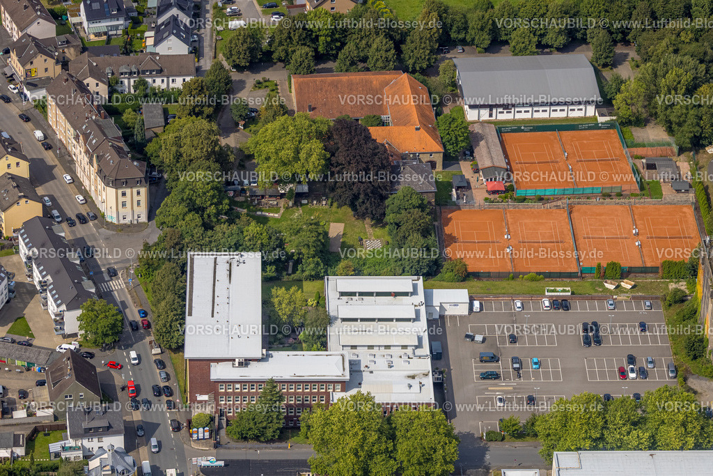 Witten250804656 | Luftbild, Sportzentrum am Kälberweg, Restaurant Zum Scheunentor und Tennisplätze, Annener Industriepark und Technologiepark mit Firmengebäude MH Edelstahl und TTC Informatik Softwareentwickler, Parkplatz, Rüdinghausen, Witten, Ruhrgebiet, Nordrhein-Westfalen, Deutschland