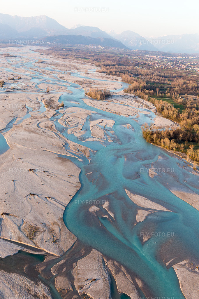 Vue aérienne: Vue de la ville à Dignano dans le département Frioul-Vénétie Julienne, Italie. Photo: IMG_105587.jpg prise le 07/04/2018 par Werner Riehm/FLY-FOTO.eu – Résolution de l'original: 3648 x 5472 px