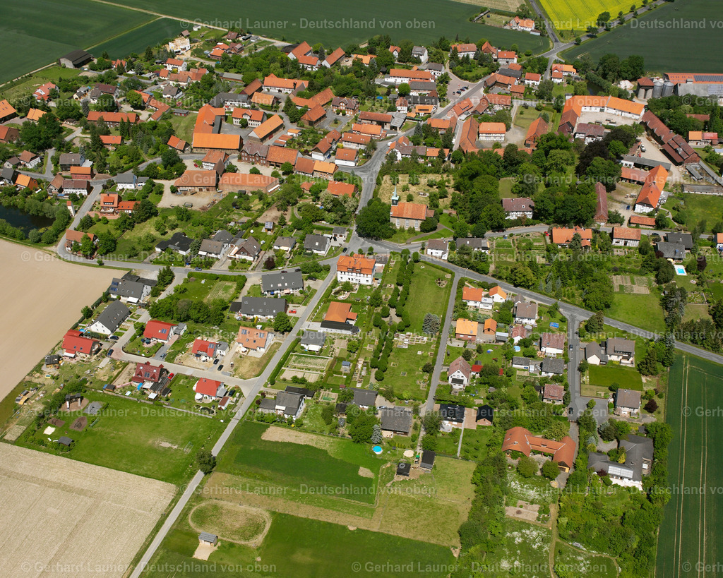 2638224 | BEUCHTE 09.06.2006 Landwirtschaftliche Nutzflächen und Feldgrenzen  umsäumen das Siedlungsgebiet des Dorfes in Beuchte im Bundesland Niedersachsen, Deutschland // Agricultural land and field boundaries surround the settlement area of the village  in Beuchte in the state Lower Saxony, Germany Foto: Gerhard Launer