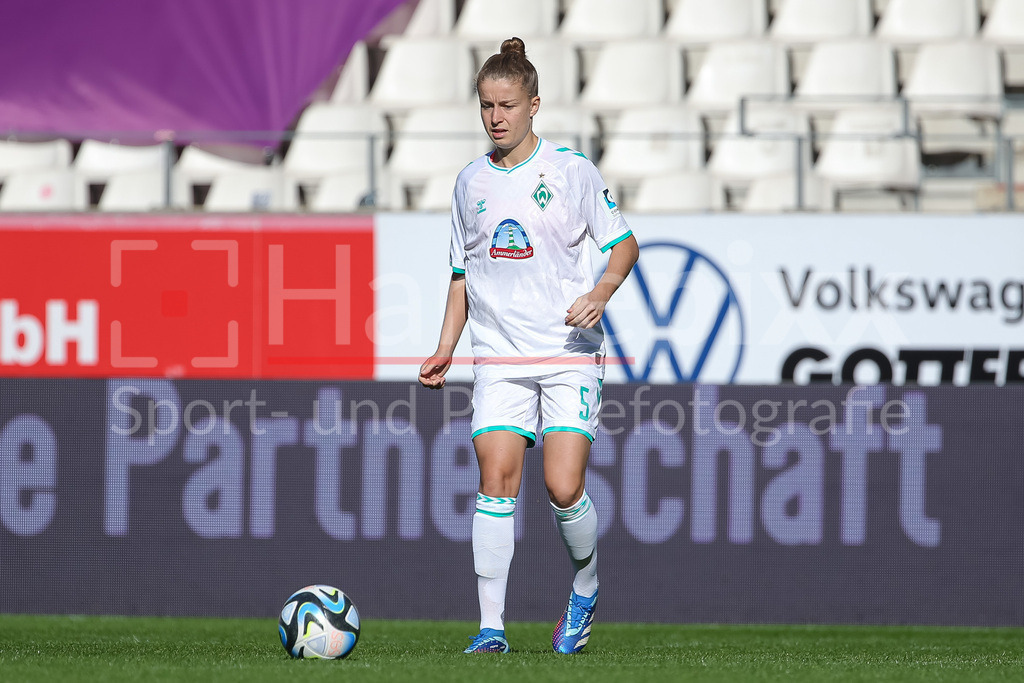 Fussball, Google Pixel Frauen-Bundesliga, SGS Essen - SV Werder Bremen | v.li.: Michelle Ulbrich (SV Werder Bremen, 5) am Ball, Freisteller, Einzelbild, Ganzkörper, Aktion, Action, Spielszene, DIE DFB-RICHTLINIEN UNTERSAGEN JEGLICHE NUTZUNG VON FOTOS ALS SEQUENZBILDER UND/ODER VIDEOÄHNLICHE FOTOSTRECKEN. DFB REGULATIONS PROHIBIT ANY USE OF PHOTOGRAPHS AS IMAGE SEQUENCES AND/OR QUASI-VIDEO.