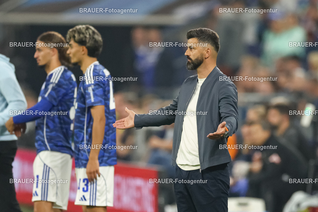 1_S04BER_20250801_3028.JPG -  - FC Schalke 04 - Hertha BSC Berlin - 2. Bundesliga | Gelsenkirchen, Deutschland, 01.08.25: Trainer Miron Muslic (FC Schalke 04) gestikuliert, Gestik waehrend des Spiels der 2. Bundesliga zwischen FC Schalke 04 - Hertha BSC Berlin in der Veltins-Arena am 01. August 2025 in Gelsenkirchen, Deutschland. (Foto von Stefan Brauer/Brauer-Fotoagentur)DFB/DFL REGULATIONS PROHIBIT ANY USE OF PHOTOGRAPHS AS IMAGE SEQUENCES AND/OR QUASI-VIDEO.