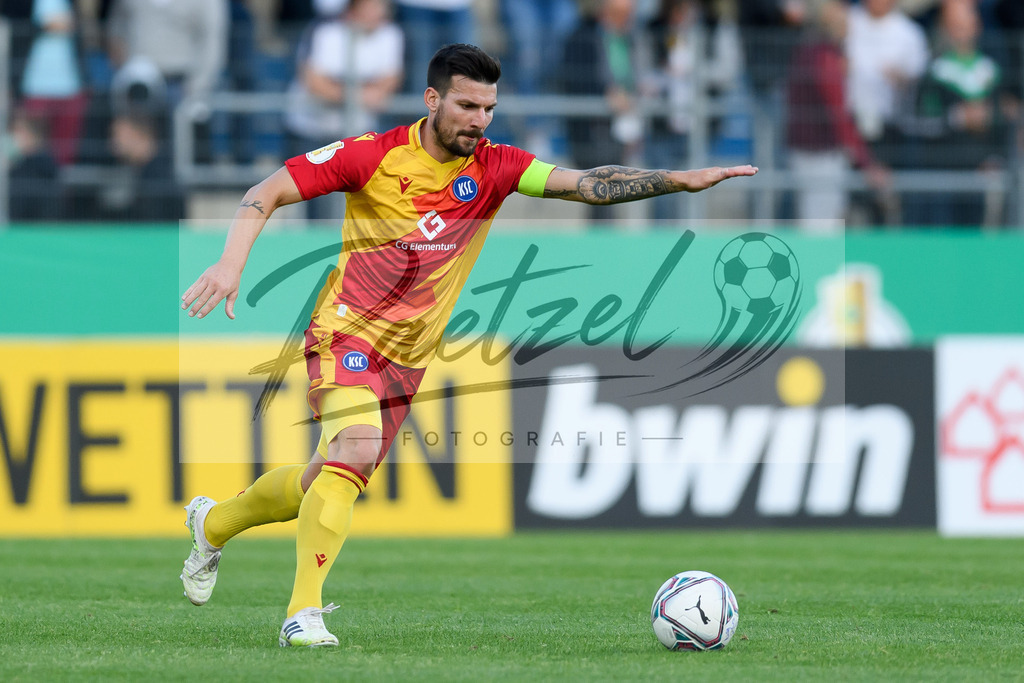 LOTKSC20210809_209 | Fussball, Herren: Jerome Gondorf (Karlsruher SC) in Aktion, am Ball, Einzelaktion beim Spiel der 1. Runde im DFB-Pokal zwischen SF Lotte und Karlsruher SC im Stadion am Lotter Kreuz am 09.08.2021 in Lotte, Deutschland.DFB / DFL REGULATIONS PROHIBIT ANY USE OF PHOTOGRAPHS AS IMAGE SEQUENCES AND/OR QUASI-VIDEO. - Realisiert mit Pictrs.com