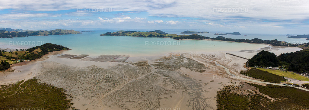 Vue aérienne: Panorama du paysage côtier sur la plage de sable du Pacifique Sud dans le district de McGreogor Bay à Coromandel dans le département Waïkato, Nouvelle-Zélande.Photo: IMG_55480-Bearbeitet.jpg prise le 12/01/2013 par Werner Riehm/FLY-FOTO.euRésolution de l'original: 7932 x 2819 px
