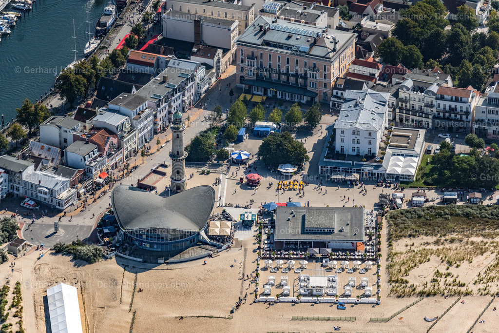 4061966 | Warnemünde Sitzbänke der Freiluft- Gaststätten Gebäude - Ensemble Leuchtturm - Teepott am Sandstrand im Ortsteil Warnemünde in Rostock im Bundesland Mecklenburg-Vorpommern, Deutschland. Weiterführende Informationen bei: Teepott-Restaurant,  w.Holz GmbH Gastronomie &amp; Catering-Team. // Tables and benches of open-air restaurants building - Ensemble Leuchtturm - Teepott in the district Warnemuende in Rostock in the state Mecklenburg - Western Pomerania, Germany. Further information at: Teepott-Restaurant,  w.Holz GmbH Gastronomie &amp; Catering-Team. Foto: Gerhard Launer