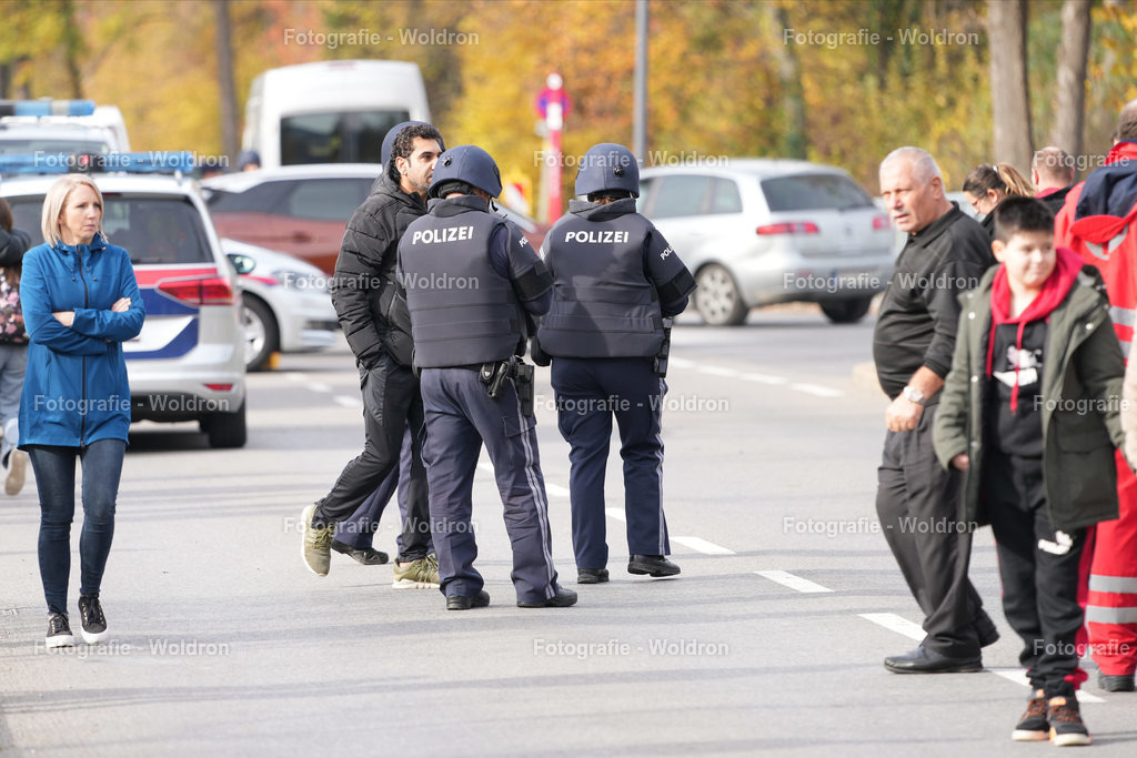 20221111 Amoklauf in Mittelschule Haselstauden | DORNBIRN, OESTERREICH - 11. NOVEMBER: Polizeieinsatz waehrend des Amoklaufs in der Mittelschule Haselstauden in Mittelschule Haselstauden on November 11, 2022 in Dornbirn, Austria.