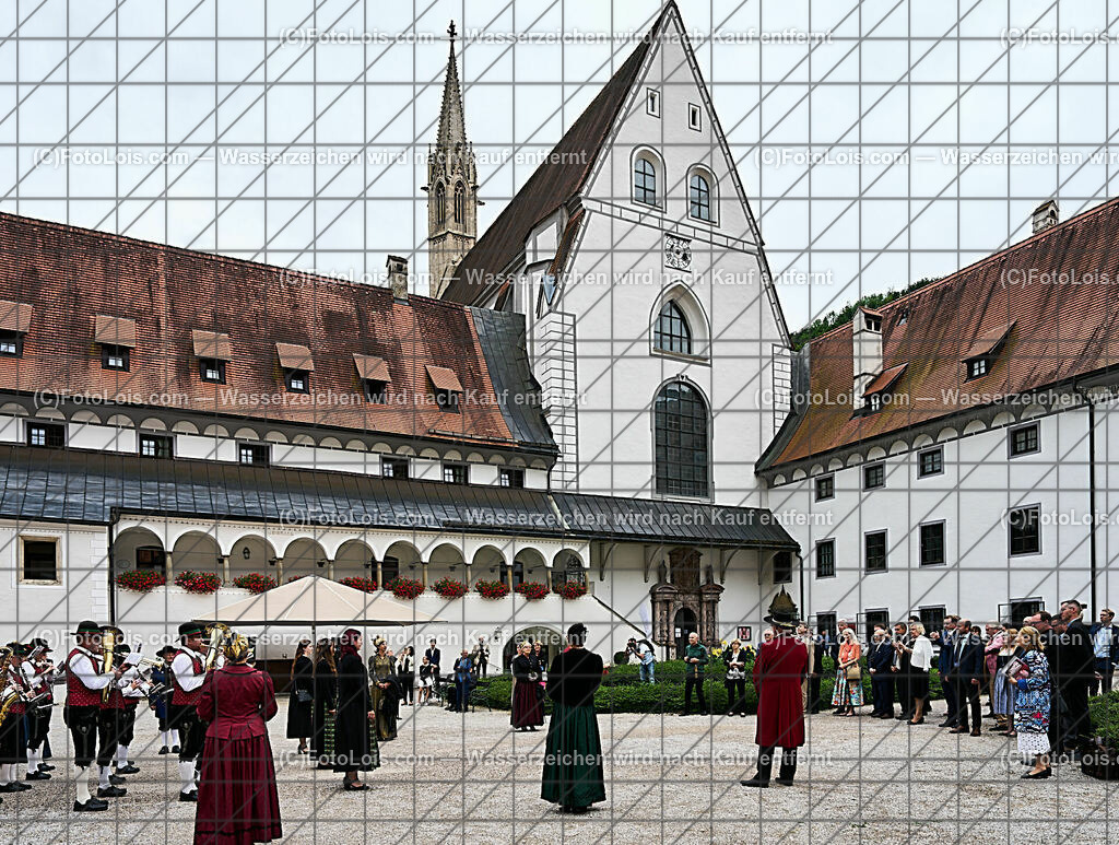 ALP0100_XXXIX_Chopin-Festival_Einzug_Meldung | (C)FotoLois.com, Alois Spandl, XXXIX. internationales CHOPIN-Festival in der Kartause Gaming, Eröffnung des Festivals mit Einmarsch der Goldhaubengruppe Lackenhof mit der Musikkapelle Gaming sowie den Ehrengästen und Eröffnungsansprachen in der Barockbibliothek, Fr 4. August 2023.