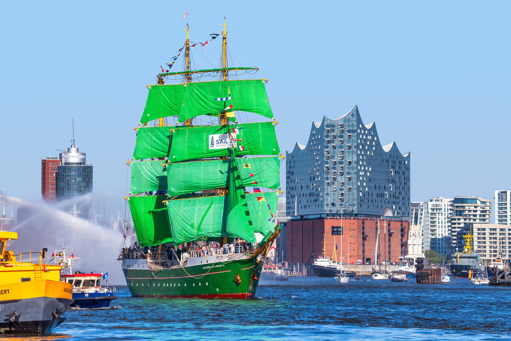 10250501 - Grüner Riese vor der Elphi | Zum Hamburger Hafengeburtstag gleitet die Alexander von Humboldt II durch den Hafen – ein Anblick, der die Sehnsucht nach Meer und Fernweh weckt.