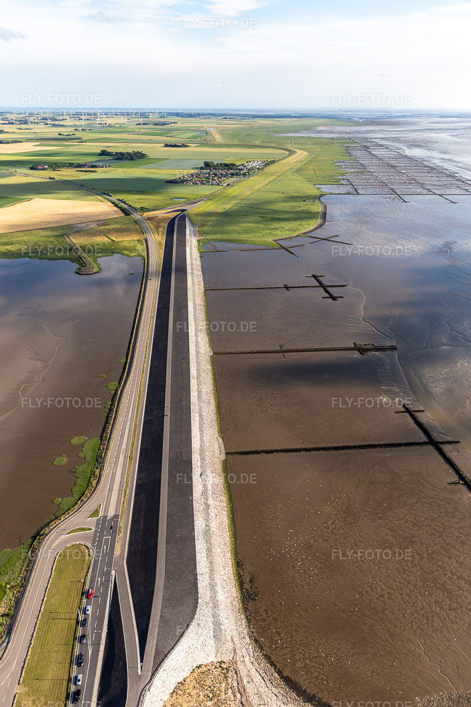 Luftbild: Sperrwerk- Schleusenanlagen Eider-Sperrwerk der WSV Wasser- und Schifffahrtsverwaltung des Bundes in Wesselburenerkoog. im Ortsteil Kating in Tönning im Bundesland Schleswig-Holstein in Deutschland. Foto: IMG_0007184.jpg vom 10.07.2021 durch Werner Riehm/FLY-FOTO.de