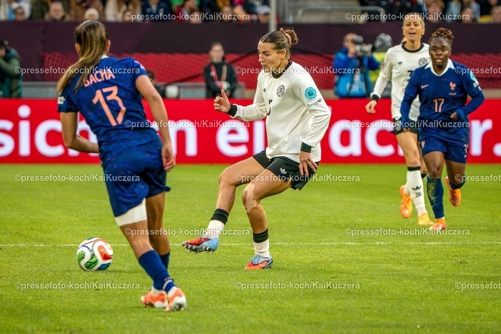 xKKUx24102501018 | 24.10.2025, xkkux, Fußball, UEFA Women s Nations League Halbfinale, Saison 2025/2026, Länderspiel Hinspiel in der MERKUR SPIEL-ARENA Düsseldorf, Selma Bacha (FRA #13) Carlotta Wamser (GER #13) 