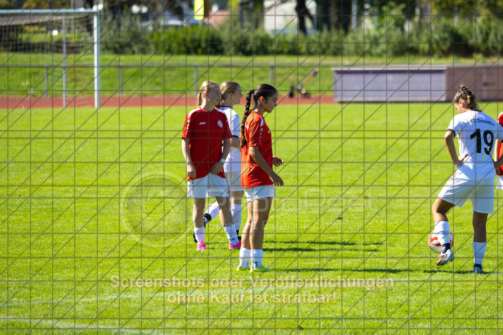 20260906_115822_0101_(c)_by_PhotoPeet | #,1.FC Donzdorf (weiß) vs. 1.FC Heidenheim 1846 (rot), Fußball, Frauen-Verbandspokal Gruppe 2, 2. Runde, Saison 2026/2027, Rasenplatz Lautertal Stadion, Süßener Straße 16, 73072 Donzdorf, 06.09.2026 - 11:00 Uhr,Foto: PhotoPeet / Sport- &amp; Eventfotografie / Peter Harich