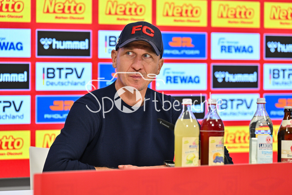 SSV Jahn Regensburg - 1. FC Köln | im Bild Gerhard STRUBER Trainer 1. FC Koeln auf der Pressekonferenz nach der Partie in Regensburg / 2. Bundesliga: SSV Jahn Regensburg - 1. FC Koen, Jahnstadion am 08.12.2024