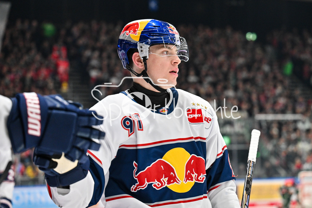 Augsburger Panther - EHC RB München | AUGSBURG, DEUTSCHLAND - 27. FEBRUAR: Jubel der Gäste nach dem Treffer zum 0-2 durch Jeremy McKENNA (RB München 91) / Tor / Torschuetze / Freude / Happy während dem Match zwischen den Augsburger Panthern und dem EHC RB München am 46. Spieltag der Penny DEL im Curt Frenzel Stadion