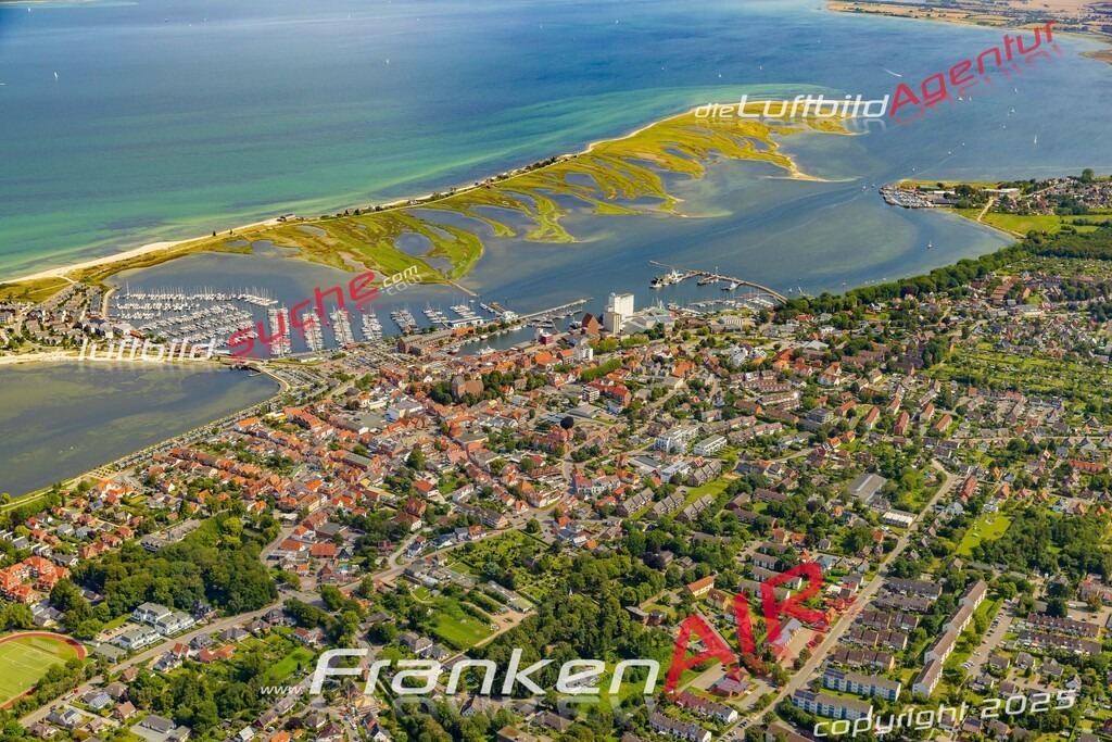 Luftaufnahme der Stadt Heiligenhafen - Die Luftaufnahme wurde 2025 vom UL-Flugzeug heraus erstellt ( keine Drohne ) - Hochauflösende Luftaufnahme - für professionelle Ausdrucke geeignet. Die Geschenkidee !Hier alle&nbsp;Infos zur Lizenzierung der LuftaufnahmeWir fliegen auch dieses Jahr wieder in Ihre Region um Luftbilder zu erstellen.- Luftbild anfragen
