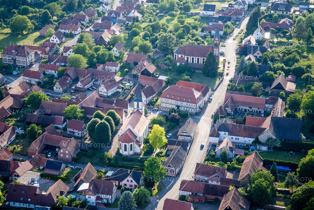 Aerial view: Church building in the village center in Kutzenhausen in the state Bas-Rhin, France.Photo: IMG_080222.jpg taken on 06/05/2015 by Werner Riehm/FLY-FOTO.comResolution of the original: 4923 x 3282 px