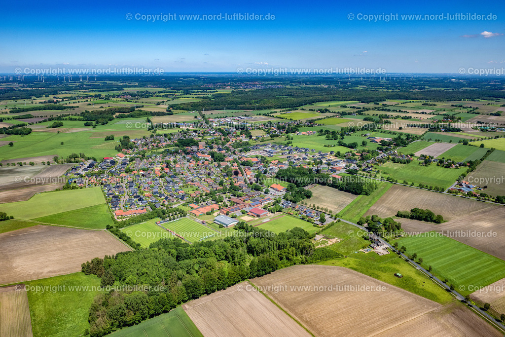 Ahlerstedt_ELS_6659030622 | AHLERSTEDT 03.06.2022 Ortsansicht der Straßen und Häuser der Wohngebiete in Ahlerstedt im Bundesland Niedersachsen, Deutschland. // Town View of the streets and houses of the residential areas in Ahlerstedt in the state Lower Saxony, Germany. Foto: Martin Elsen