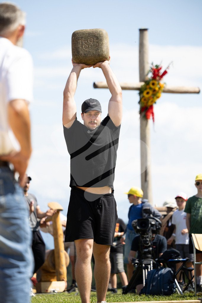 Rigi2025_2398 | Die Schwinger des Schwyzer Kantonalen Schwingerverbandes: Fotos, die Dynamik und Leidenschaft festhalten, sowie emotionale Momente aus dem traditionellen Schwingsport zeigen. - Realisiert mit Pictrs.com