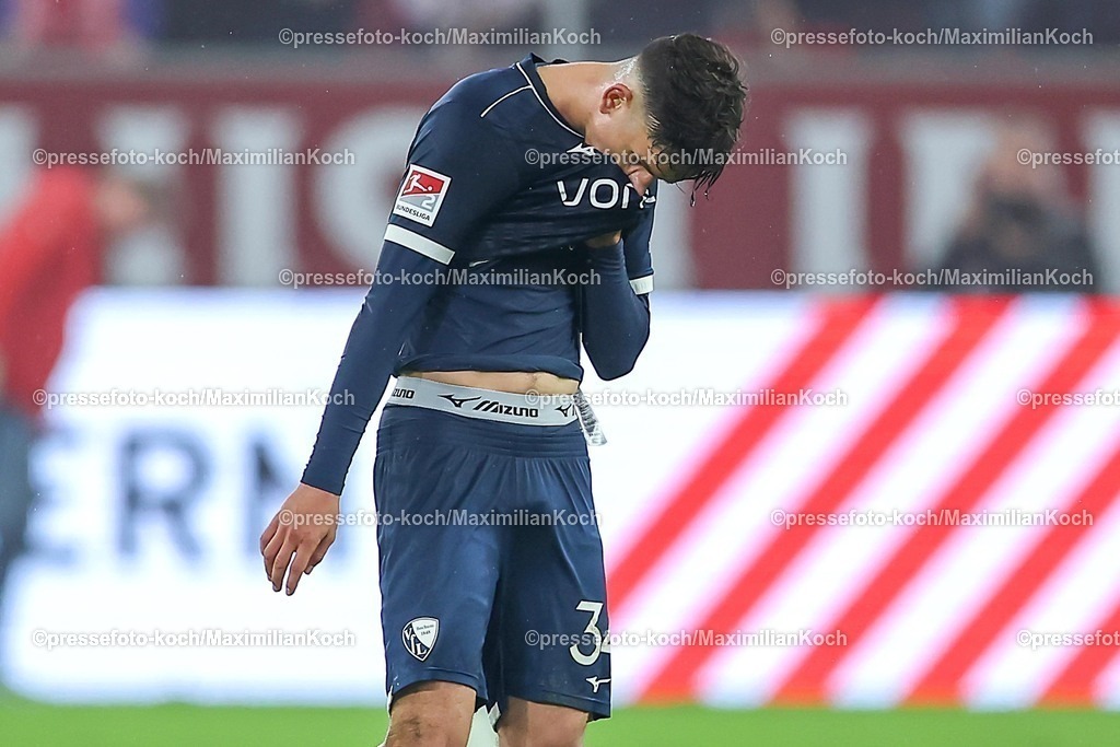 F9527022601147 | 27.02.2026, Fußball, Fortuna Düsseldorf - VfL Bochum, 2. Fußball Bundesliga, Merkur Spiel-Arena, Saison 2025 2026: enttäuscht Enttäuschung Enttäuschte Gesichter nach der 1:2 Niederlage für Bochum. Cajetan Lenz&nbsp;(VfL Bochum #34)  DFB regulations prohibit any use of photographs as image sequences and or quasi-video.