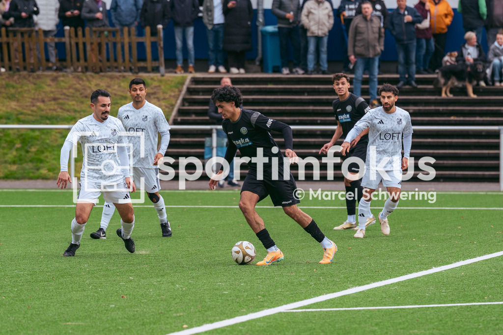 SSV Germania Wuppertal – Cronenberger SC | Mohamed Bouaasria (97, Cronenberger SC) am Ball. Bezirksliga Niederrhein, Gruppe 2: SSV Germania Wuppertal gegen Cronenberger SC, Wuppertal, 11.10.2026. Endstand: 1:4. sportimfokus / Marcel Schwering - Realisiert mit Pictrs.com