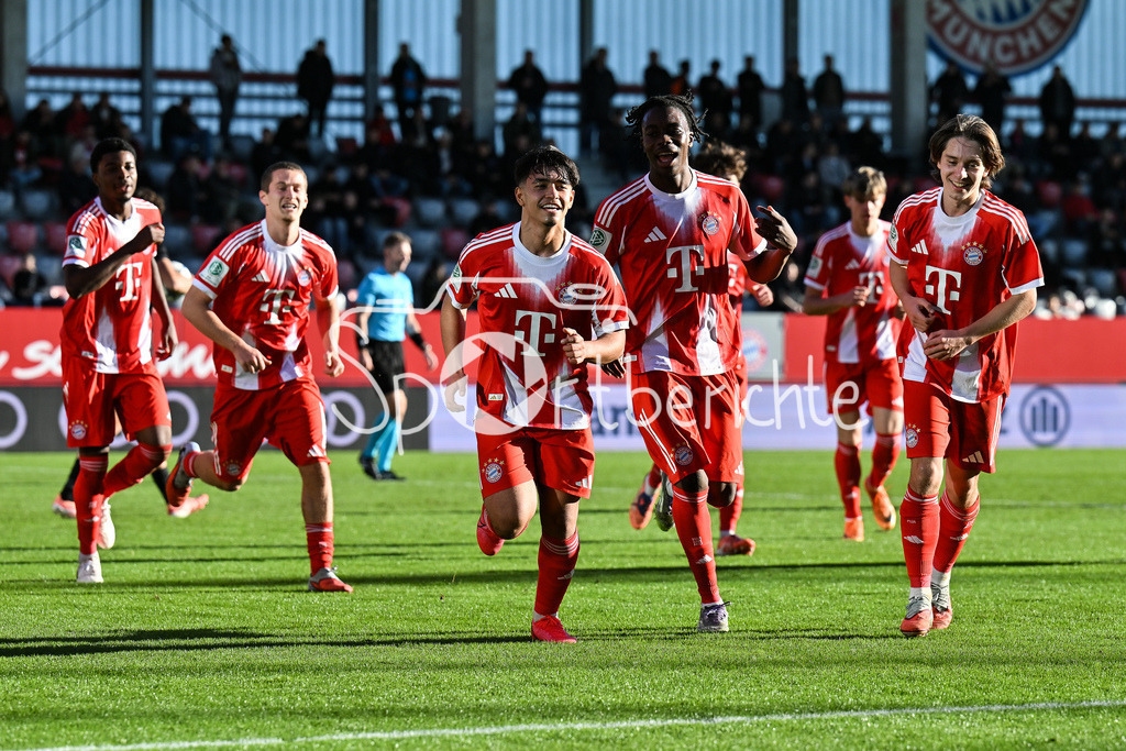 FC Bayern München U19 - Sporting Lissabon U19 | MUNICH, GERMANY - 09. DECEMBER: Jubel der Bayern nach dem Treffer zum 2-0 durch Maycon CARDOZO (FC Bayern München 7) / Tor / Torschuetze / Freude / Happy während dem Match zwischen der U19 des FC Bayern München und der U19 von Sporting Lissabon am 6. Spieltag der UEFA Youth League Ligaphase am FC Bayern Campus