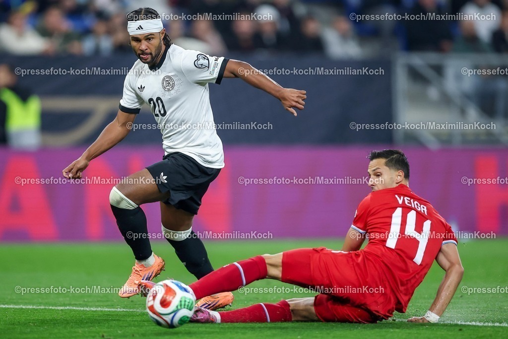 DFB10102502235 | 10.10.2025, Fußball, Länderspiel, Deutschland - Luxemburg, UEFA WM-Qualifikation, 2025/2026, Gruppe A, PreZero Arena in Sinsheim: Serge Gnabry (GER #20) im Zweikampf gegen  Eric Veiga (LUX #14) DFB regulations prohibit any use of photographs as image sequences and or quasi-video.