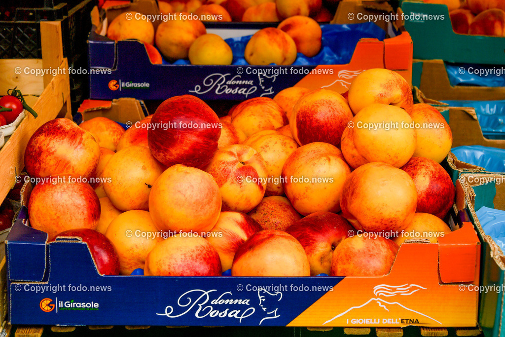 Deutschland_ Baden-Wuerttemberg_ Stuttgart_ 25.10.2025-36 | 25.10.2025, Deutschland, GER, Baden-Wuerttemberg, Stuttgart, im Bild Themenbild, Markt, Pfirsiche, Nektarinen, Obst, Fruechte, Sommer, Bauernmarkt, Regional, Frisch, Lebensmittel, Vitamine, Gesund, Naturprodukte, Verkauf, Kiste, Italien, Import, Farbe, Suess, Genuss, Wochenmarkt, Obststand, Stadtansichten, Feature, Symbolbild 