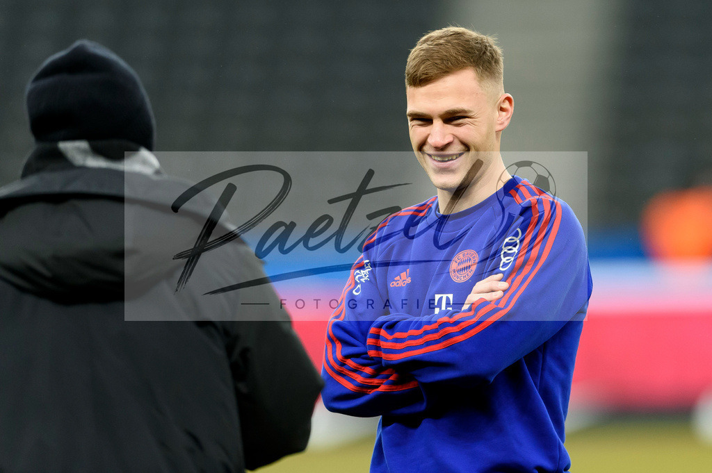 BSCFCB20220123_010 | Fussball, Herren: Joshua Kimmich (FC Bayern Muenchen) schaut bei dem Spiel der 1. Bundesliga zwischen Hertha BSC und FC Bayern Muenchen im Olypiastadion am 23.01.2022 in Berlin, Deutschland.DFB / DFL REGULATIONS PROHIBIT ANY USE OF PHOTOGRAPHS AS IMAGE SEQUENCES AND/OR QUASI-VIDEO. - Realisiert mit Pictrs.com