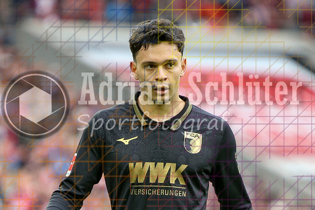 1. FC Köln vs FC Augsburg - 1. Bundesliga  | Köln, Deutschland, 18.10.25:   Fabian Rieder (FC Augsburg) schaut waehrend des Spiels der 1. Bundesliga zwischen  1. FC Köln vs FC Augsburg im RheinEnergieStadion(Foto von Brauer-Fotoagentur / Adrian Schlueter)