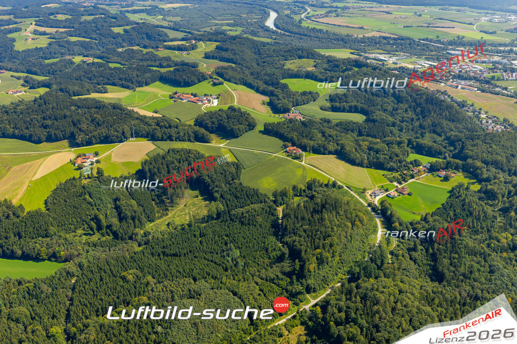 Das Luftbild zeigt : Berg Reischach - Die Luftaufnahme wurde 2024 vom UL-Flugzeug aus erstellt ( keine Drohne ) - Hochauflösende Luftaufnahme - Für grossformatige Ausdrucke geeignet. Die Geschenkidee !Mit Lizenz und Bildrechte bestellbar