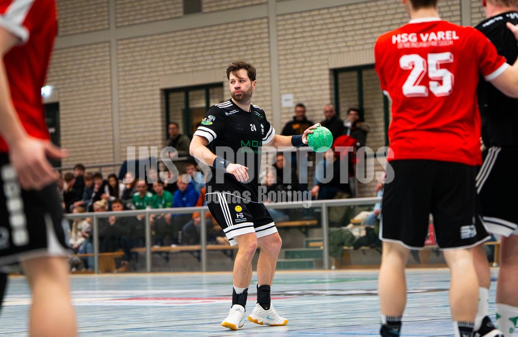 Handball I Herren I Saison 2025-2026 I Verbandsliga West I 13. Runde I SFN Vechta - HSG Varel II I 7414 | Jan Linne (24, SFN Vechta) - Realisiert mit Pictrs.com