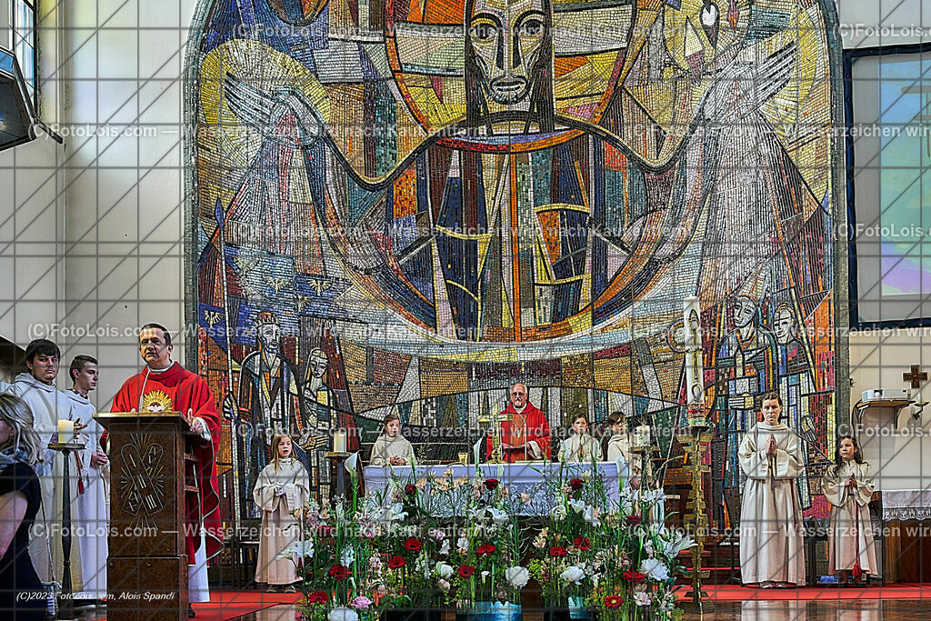 ALP2219_Pfarrfirmung Wieselburg | (C)FotoLois.com, Alois Spandl, Pfarrfirmung in Wieselburg mit Firmspender Eduard Gruber (ehemaliger Generalvikar der Diözese St. Pölten), Sa 3. Juni 2023.