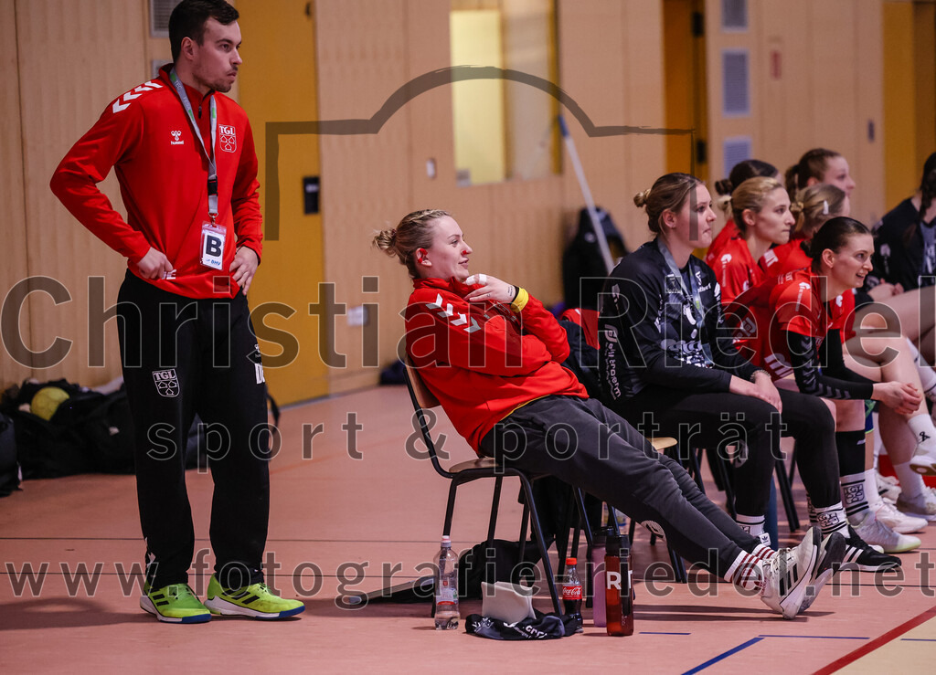 2025-02-22_045_SpVgg_Altenerding_gegen_TG_Landshut | Erding, Deutschland, 22.02.2025:Handball, Bezirksoberliga Frauen Altbayern 2024 / 2024, 15. Spieltag, SpVgg Altenerding gegen TG Landshut, Endergebnis: 25:22Trainer Dino Elezovic (TG Landshut), Elena Hofer (TG Landshut)Foto: Christian Riedel / fotografie-riedel.net