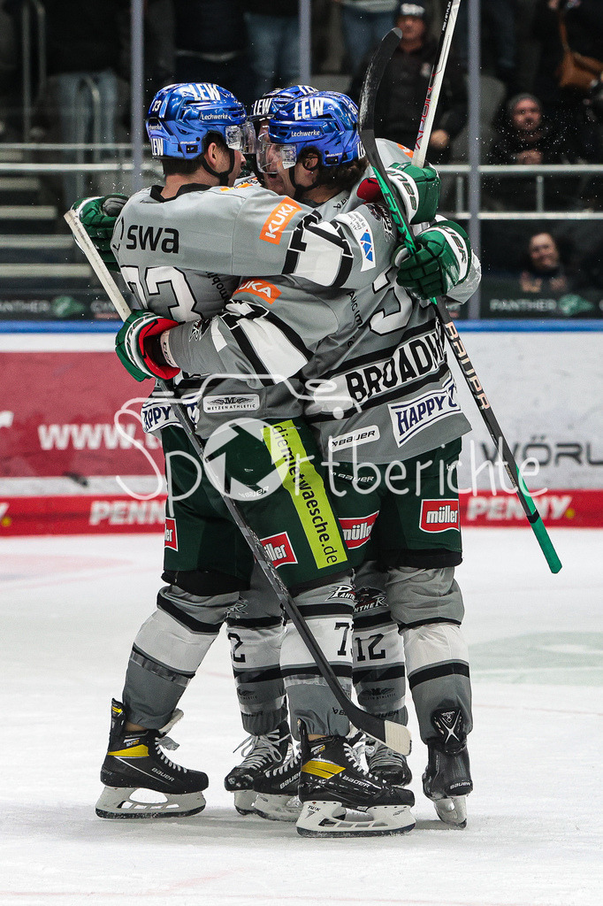 Augsburger Panther - Iserlohn Roosters | Terry BROADHURST (AEV #37) jubelt mit seinen Teamkollegen ueber das Siegtor zum 2-1 in der Overtime