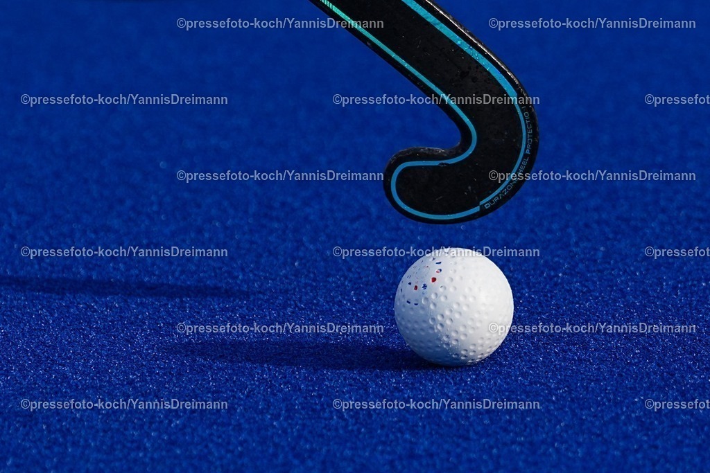 xydrx13082503029 | 13.08.2025, xydrx, Frauen EuroHockey Championship 2025, Gruppenphase, Gruppe A, Niederlande - Frankreich, Sparkassenpark Mönchengladbach: Ein Hockeyschlöger führt einen Ball, feature, symbolbild