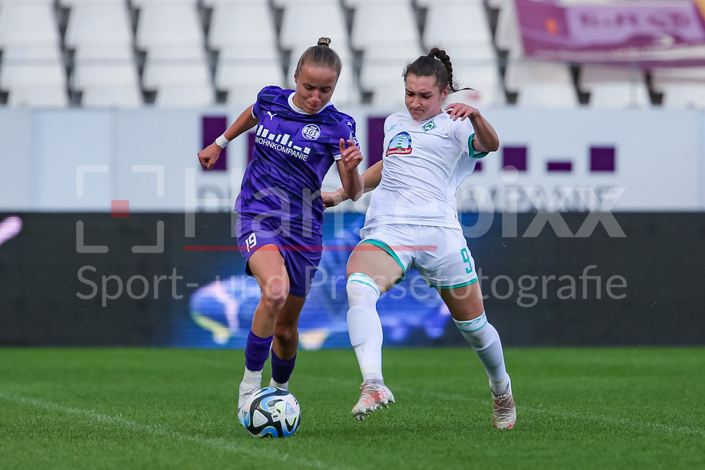 Fussball, Google Pixel Frauen-Bundesliga, SGS Essen - SV Werder Bremen | v.li.: Beke Sterner (SGS Essen, 19) und Sophie Weidauer (SV Werder Bremen, 9) im Zweikampf, Duell, Dynamik, Aktion, Action, Spielszene, DIE DFB-RICHTLINIEN UNTERSAGEN JEGLICHE NUTZUNG VON FOTOS ALS SEQUENZBILDER UND/ODER VIDEOÄHNLICHE FOTOSTRECKEN. DFB REGULATIONS PROHIBIT ANY USE OF PHOTOGRAPHS AS IMAGE SEQUENCES AND/OR QUASI-VIDEO.