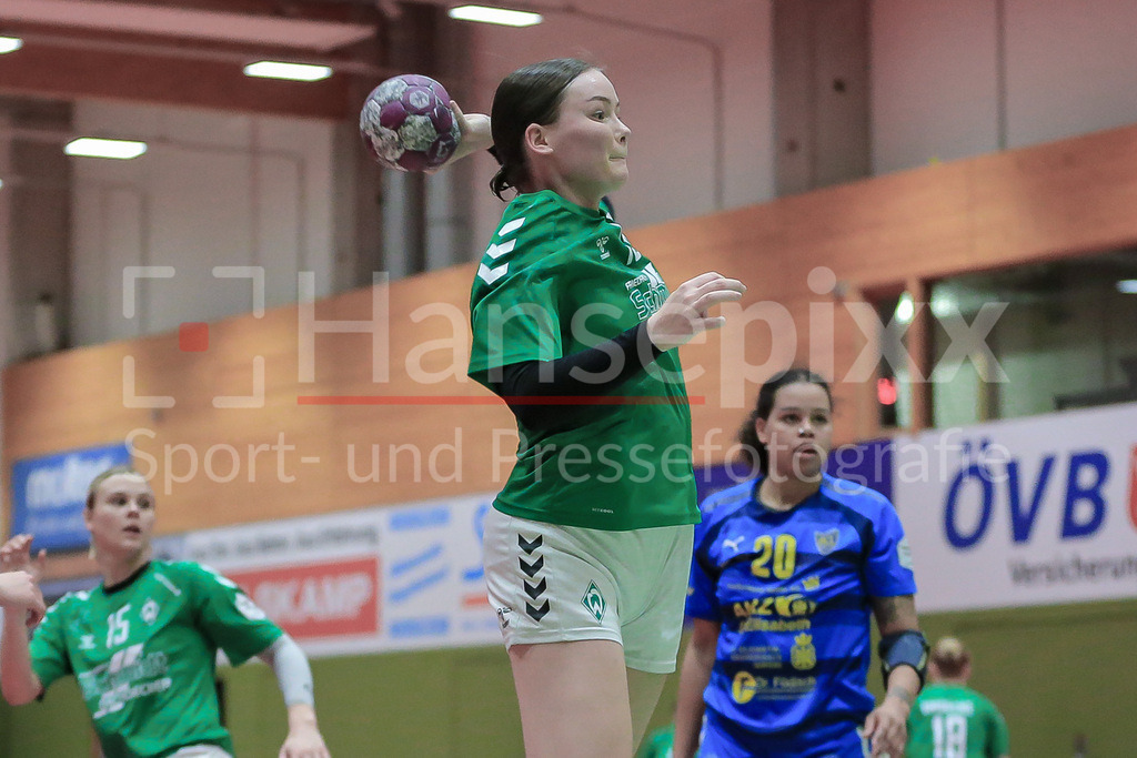Handball, 2. Bundesliga Frauen, SV Werder Bremen - HC Leipzig | v.li.: Mathilda Häberle (SV Werder Bremen, 19) beim Wurf, am Ball, Spielszene, Aktion, Action