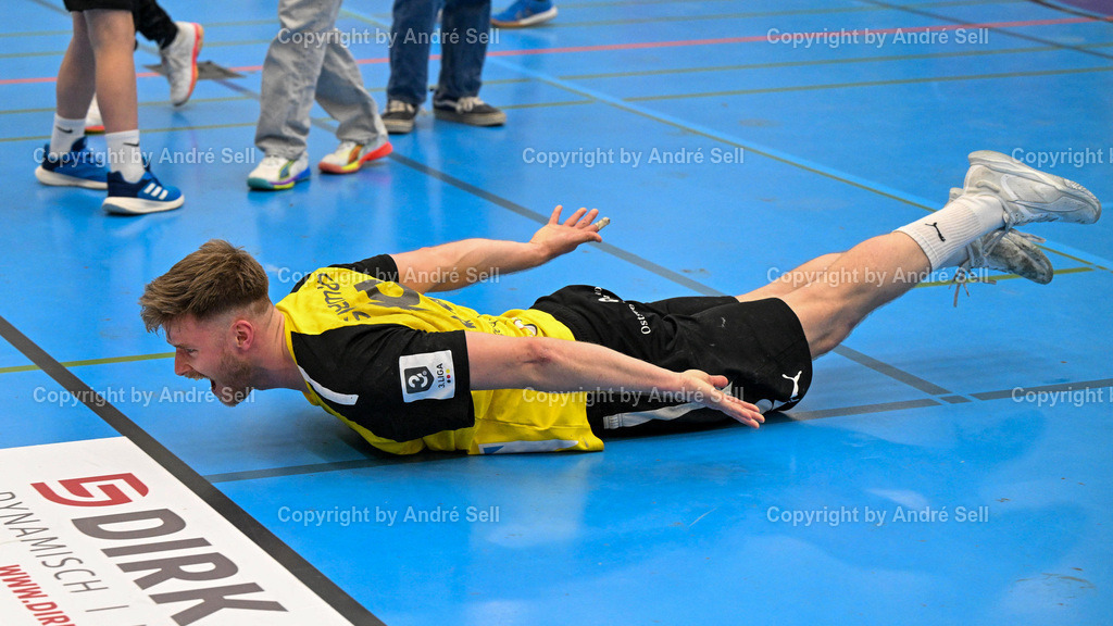 TSV Altenholz vs EHV Aue | Der verabschiedete Hannes Glindemann (TSVA #19) bei seinem letzten Diver vor heimischen Publikum / Handball 3. Liga Nord-Ost Männer 2025/2026 / TSV Altenholz vs EHV Aue / Edgar-Meschkat-Halle / Altenholz / 18.04.26 - Realisiert mit Pictrs.com