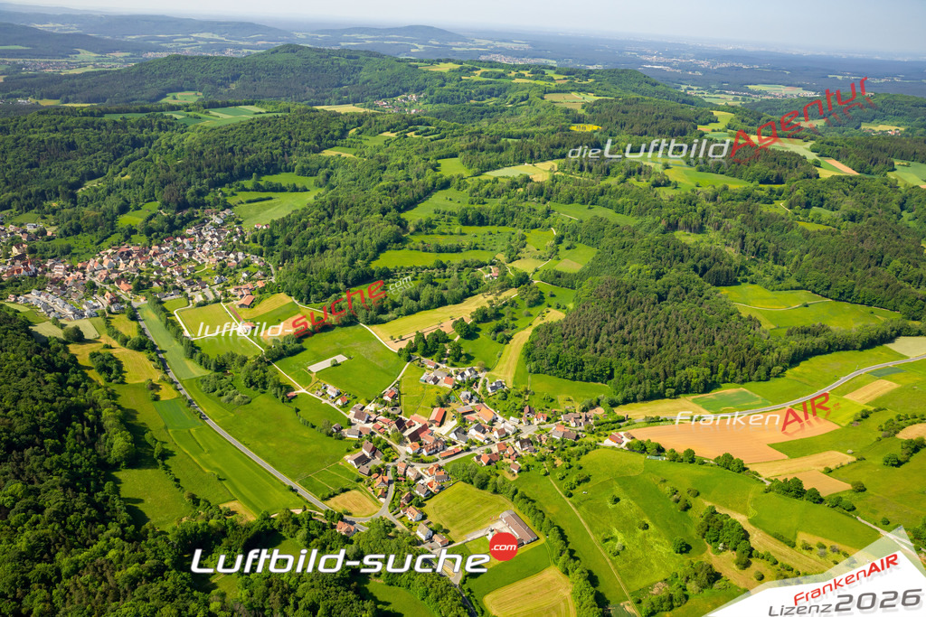 Das Luftbild zeigt Dietershofen Kirchensittenbach - Die Luftaufnahme wurde 2023 vom UL-Flugzeug aus erstellt ( keine Drohne ) - Hochauflösende Luftaufnahme - Für grossformatige Ausdrucke geeignet. Die Geschenkidee !Mit Lizenz und Bildrechte bestellbar