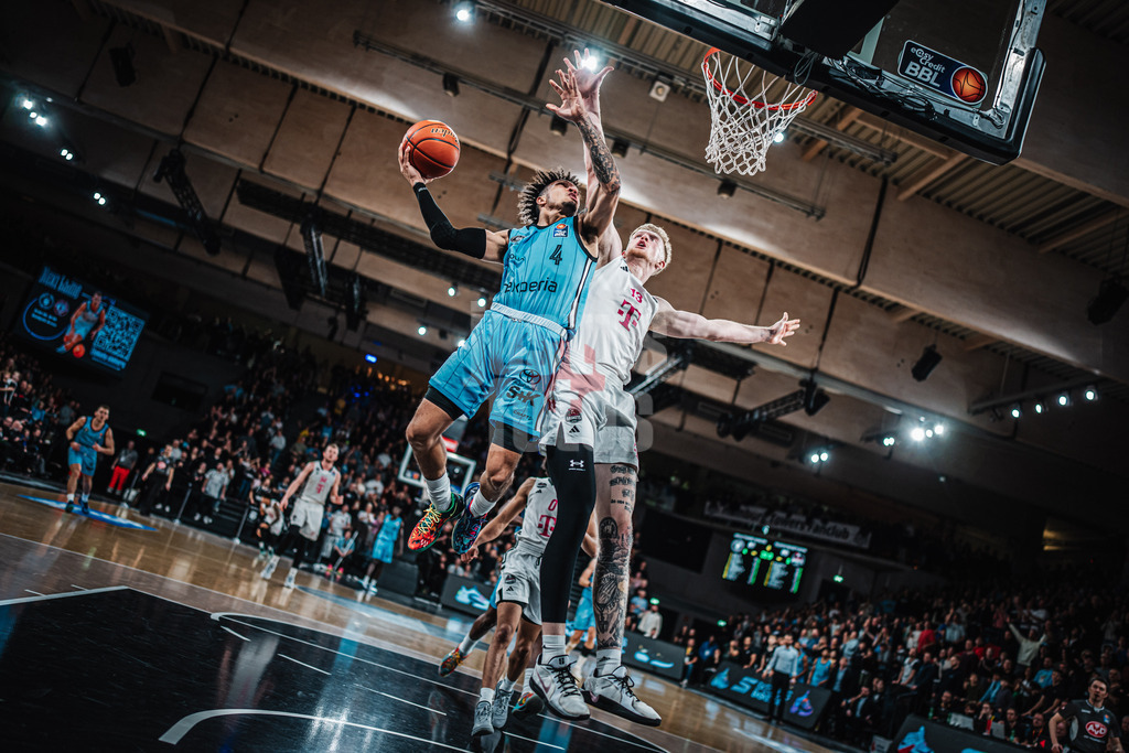 Basketball | Männer | Saison 2024/2025 | easyCredit Basketball Bundesliga | 16. Spieltag | Veolia Towers Hamburg vs. Telekom Baskets Bonn | 10.01.2025 | v.l. Jaizec Lottie (#4, Veolia Towers Hamburg) gegen Bodie Hume (#13, Telekom Baskets Bonn)