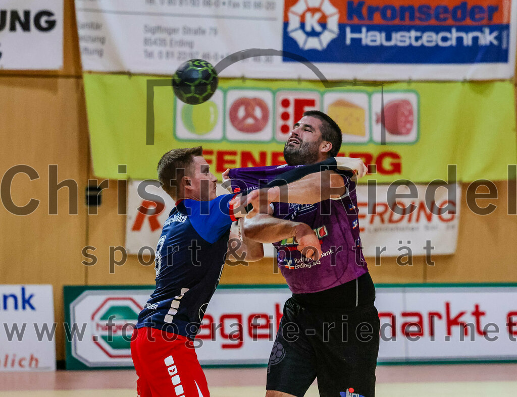 2023-10-14_098_SpVgg_Altenerding_gegen_HSG_Freising_Neufahrn | Erding, Deutschland, 14.10.2023:
Handball, Bezirksoberliga Männer 2023 / 2024, 4. Spieltag, SpVgg Altenerding gegen HSG Freising-Neufahrn, Endergebnis: 27:26

Konstantin Vopel (HSG Freising-Neufahrn, #8), Christian Loris (SpVgg Altenerding, #11)

Foto: Christian Riedel / fotografie-riedel.net