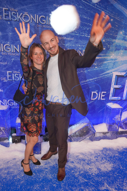 261124Ho621 | Frank Staebler mit Sandra Musicalpremiere Die EiskoeniginBlauer Teppich und Schneefall, Premiere zum Musical Disneys Die Eiskoenigin mit Promis am blauen Laufsteg. Deutschland, Stuttgart, Stage Apollo Theater, 22.11.2024
