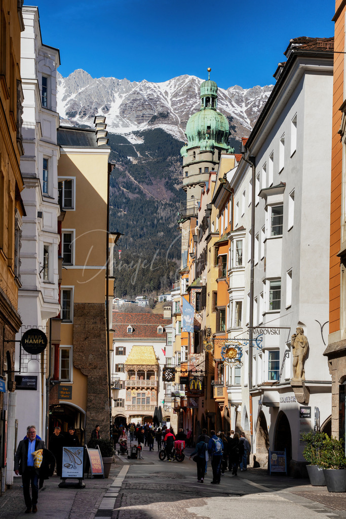 Altstadt | Blick zu Stadtturm, Goldenes Dachl und Nordkette im Frühling