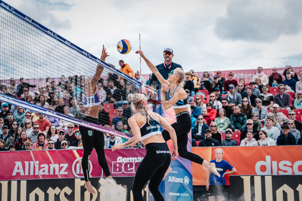 Beachvolleyball | Frauen | German Beach Tour 2024 | Tourstop Bremen | 09.06.2024 | Paula Schürholz (rechts) beim Angriff gegen Thainara Mylena Feitosa de Oliveira (links, BRA)