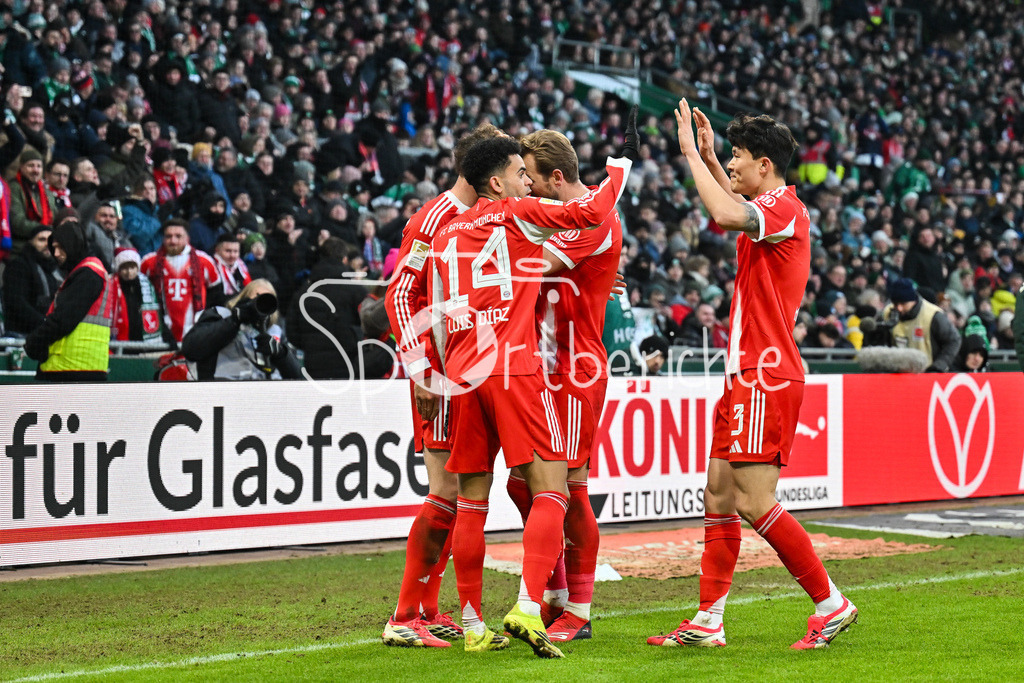 SV Werder Bremen - FC Bayern München | BREMEN, GERMANY - 14. FEBRUARY: Jubel der Bayern nach dem Treffer zum 0-3 durch Harry Leon GORETZKA (FC Bayern Munich 8)  Tor / Torschuetze / Freude / Happy während dem Bundesligamatch zwischen dem SV Werder Bremen und dem FC Bayern München am 22. Spieltag im Weserstadion / DFL REGULATIONS PROHIBIT ANY USE OF PHOTOGRAPHS AS IMAGE SEQUENCES AND/OR QUASI-VIDEO