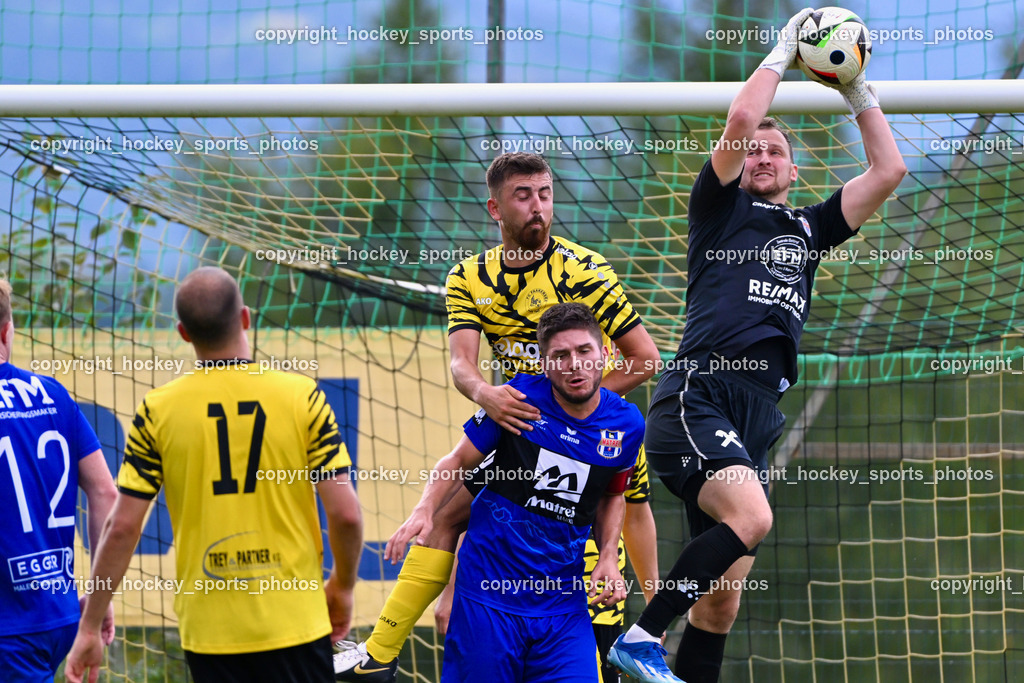 FC Faakersee vs. Union Matrei | #1 Julian Weiskopf Matrei, #10 Jonathan Panzl Matrei, #10 Marco Pehr FC Faakersee,  FC Faakersee vs. Union Matrei, FC Faakersee vs. Union Matrei am 18.08.2024 in Finkenstein (Sportplatz Faakersee), Austria, (Photo by Bernd Stefan)